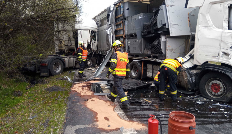 Hasiči likvidují masivní únik provozních kapalin u nehody, při které se srazily dva kamiony