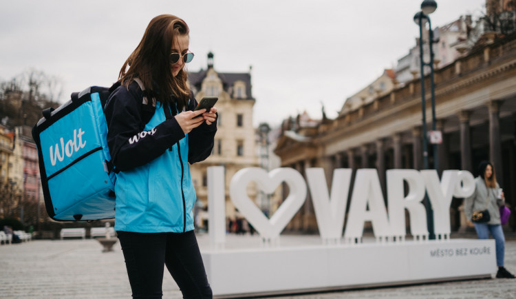 Wolt nově rozváží v Karlových Varech. První dva týdny nabízí dopravu zdarma
