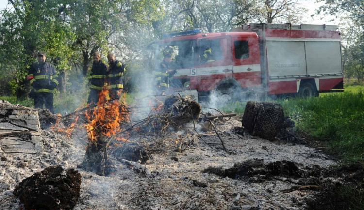 Hasiči varují před pálením na čarodějnice. Hrozí pokuta až půl milionu