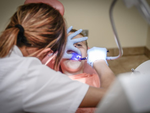 Karlovarskému kraji chybí zubaři. Pomoci má dotace