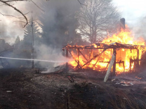 Hasiči likvidovali požár chaty, plameny ohrožovaly i další objekty v osadě