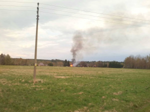 Hasiči likvidovali požár chaty, plameny ohrožovaly i další objekty v osadě