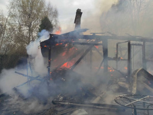 Hasiči likvidovali požár chaty, plameny ohrožovaly i další objekty v osadě