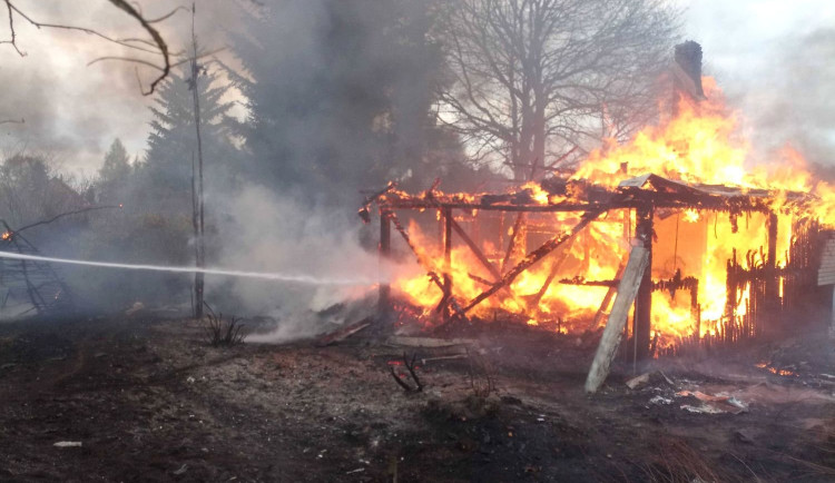 Hasiči likvidovali požár chaty, plameny ohrožovaly i další objekty v osadě