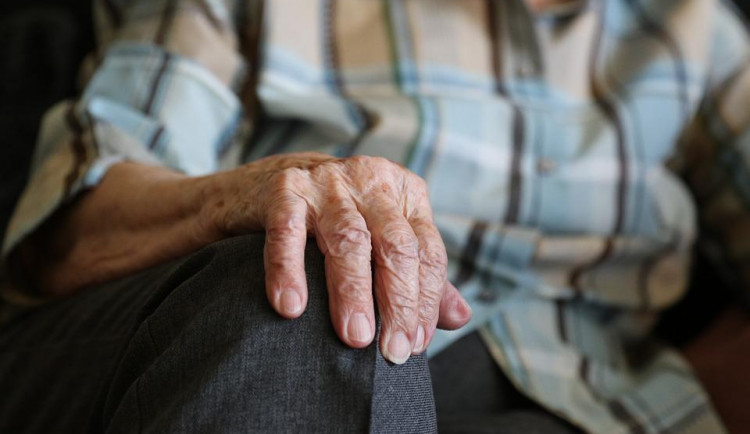Svou matku okrádal a zamykal ji v bytě. Třicetiletému muži hrozí pět let vězení