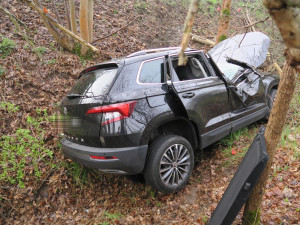 Řidič nejspíš usnul za volantem. Auto vyjelo mimo silnici a narazilo do stromu