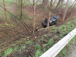 Řidič nejspíš usnul za volantem. Auto vyjelo mimo silnici a narazilo do stromu