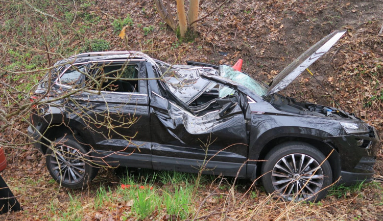 Řidič nejspíš usnul za volantem. Auto vyjelo mimo silnici a narazilo do stromu