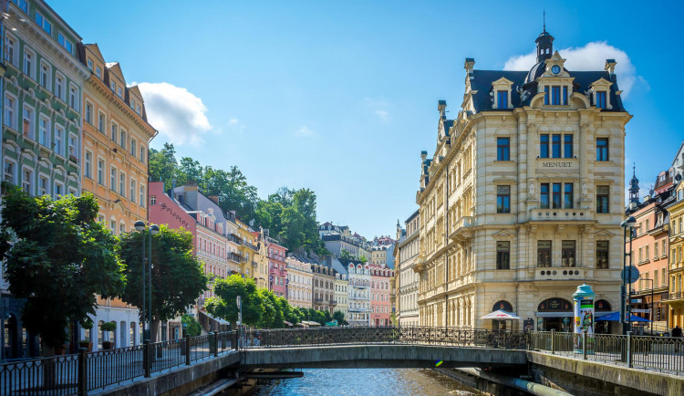 Karlovy Vary zahájily lázeňskou sezonu, lákat chtějí Čechy a cizince z okolí