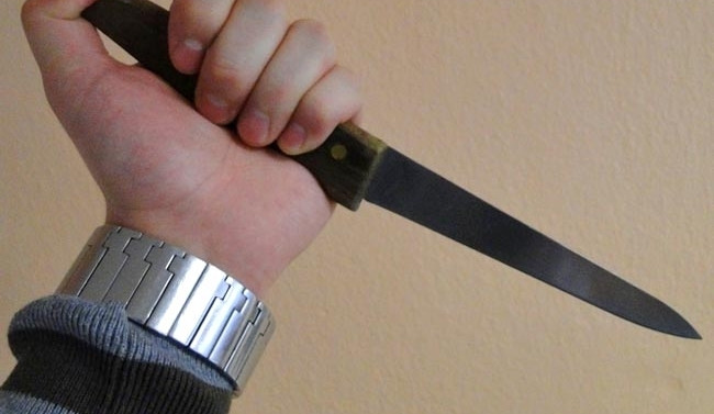 Výměna názorů skončila řeznými poraněními seniora. Útočník si může odsedět až tři roky