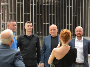 Divadelní náměstí ve Varech zdobí nová socha zakladatele