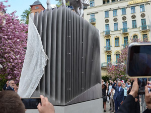 Divadelní náměstí ve Varech zdobí nová socha zakladatele