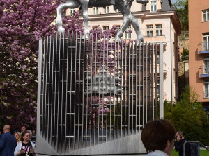 Divadelní náměstí ve Varech zdobí nová socha zakladatele