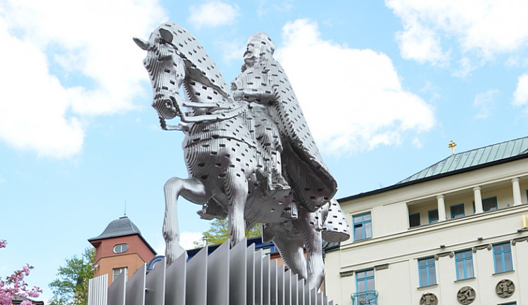 Divadelní náměstí ve Varech zdobí nová socha zakladatele.