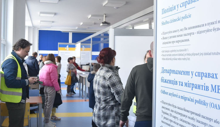 Tísícovce uprchlíků skončí v Karlovarském kraji bydlení, kraj pro ně hledá nové