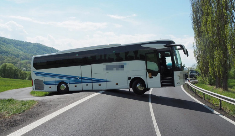 Řidič autobusu uvízl uprostřed silnice při otáčení. Vysloužil si pokutu