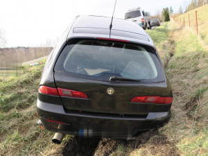 Mladík řídil bez dokladů a s téměř dvěma promile. Při nehodě vyjel ze silnice a naboural do plotu
