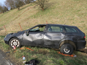 Mladík řídil bez dokladů a s téměř dvěma promile. Při nehodě vyjel ze silnice a naboural do plotu