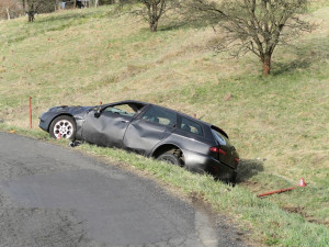 Mladík řídil bez dokladů a s téměř dvěma promile. Při nehodě vyjel ze silnice a naboural do plotu