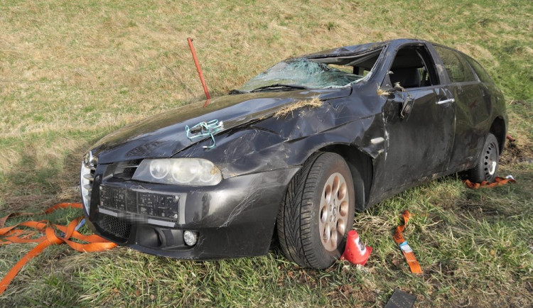 Mladík řídil bez dokladů a s téměř dvěma promile. Při nehodě vyjel ze silnice a naboural do plotu