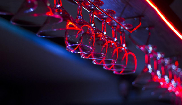 Noční bary v centru Karlových Varů budou mít omezenou provozní dobu