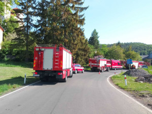 Z nádrže převráceného traktoru vyteklo na silnici 3600 litrů dusičnanu amonného