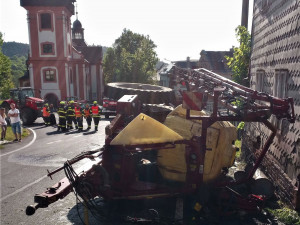 Z nádrže převráceného traktoru vyteklo na silnici 3600 litrů dusičnanu amonného