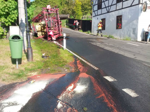 Z nádrže převráceného traktoru vyteklo na silnici 3600 litrů dusičnanu amonného