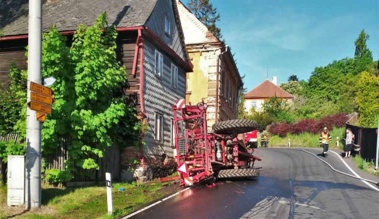 Z nádrže převráceného traktoru vyteklo na silnici 3600 litrů dusičnanu amonného