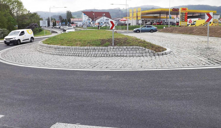 Radost v Sokolově. Problémová křižovatka dostala kruháč