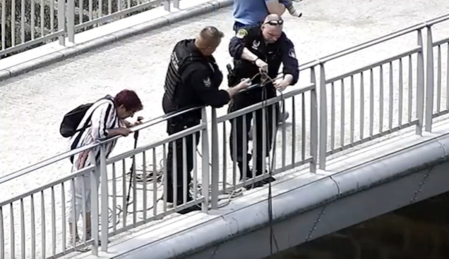 Úspěch karlovarských strážníků. Z vody vylovili neposednou hůl důchodkyně