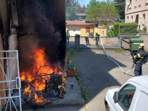 Bytový dům v Karlových Varech zachvátil požár. Hasiči zachraňovali obyvatele z žebříku