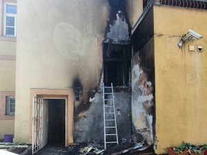 Bytový dům v Karlových Varech zachvátil požár. Hasiči zachraňovali obyvatele z žebříku