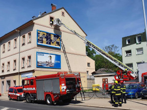 Bytový dům v Karlových Varech zachvátil požár. Hasiči zachraňovali obyvatele z žebříku