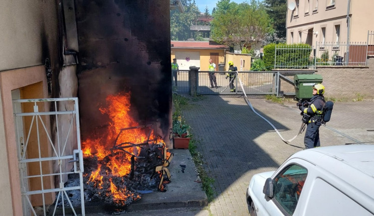 Bytový dům v Karlových Varech zachvátil požár. Hasiči zachraňovali obyvatele z žebříku