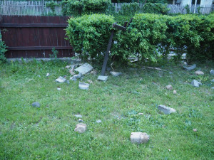 Mladík prolétl autem dvěma ploty. Až policisté zjistili, že nemá povinné ručení