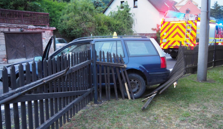 Mladík prolétl autem dvěma ploty. Až policisté zjistili, že nemá povinné ručení.