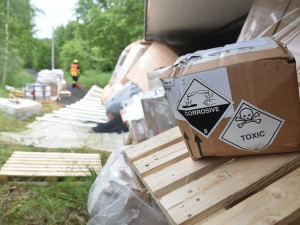 Kamion převážející nebezpečné látky skončil po střetu s osobákem převrácený mimo vozovku