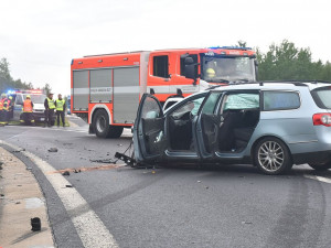 Kamion převážející nebezpečné látky skončil po střetu s osobákem převrácený mimo vozovku