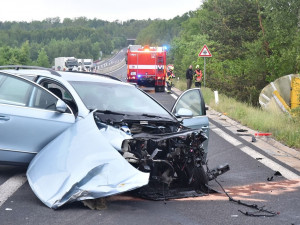 Kamion převážející nebezpečné látky skončil po střetu s osobákem převrácený mimo vozovku