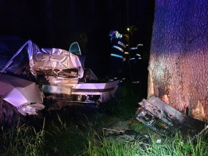 Řidič škodovky při nehodě na Karlovarsku nepřežil v noci náraz vozidla do stromu