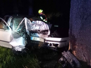 Řidič škodovky při nehodě na Karlovarsku nepřežil v noci náraz vozidla do stromu