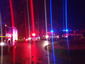 Řidič škodovky při nehodě na Karlovarsku nepřežil v noci náraz vozidla do stromu