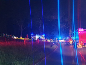 Řidič škodovky při nehodě na Karlovarsku nepřežil v noci náraz vozidla do stromu