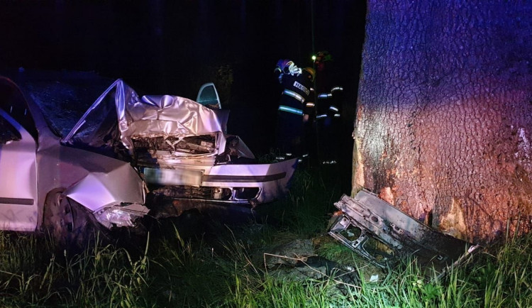 Řidič škodovky při nehodě na Karlovarsku nepřežil v noci náraz vozidla do stromu 