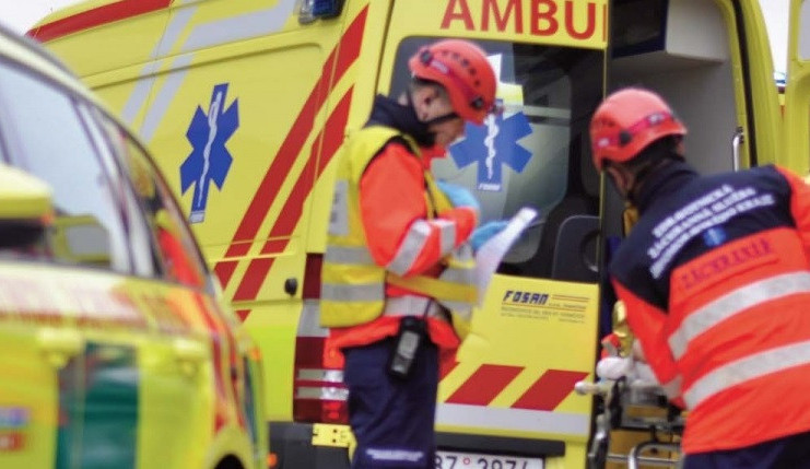 VIDEO: Lesního dělníka poranil padající strom. S těžkými poraněními ho do nemocnice transportoval vrtulník