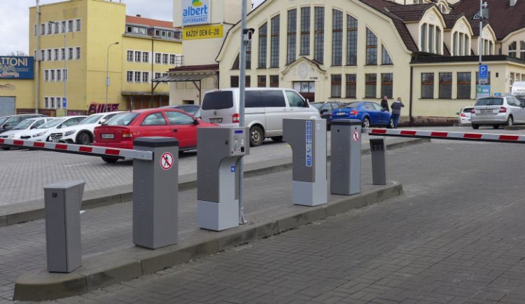 Karlovy Vary jdou s dobou. Za parkovné zaplatí řidiči kartou a závory neotvírá vrátný 