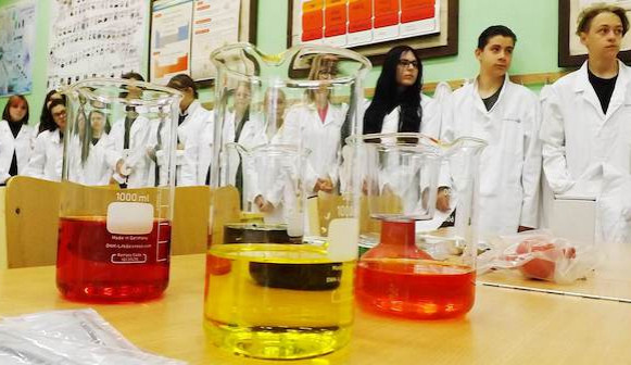 Na sokolovské základce bude při hodinách chemie zábava. Žáci dostali moderní pomůcky