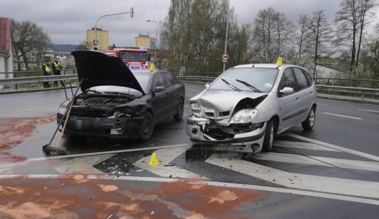 Opilý řidič nedal přednost a na křižovatce narazil do jiného auta