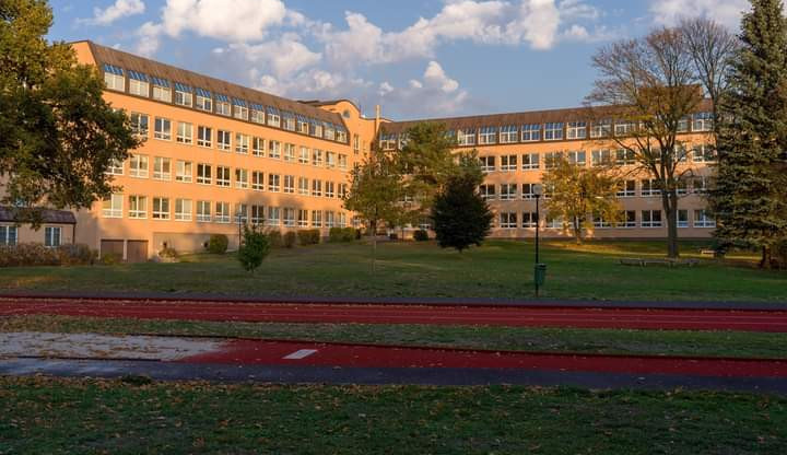 Karlovarští zastupitelé odmítli půjčit peníze bývalé učitelce ze Sokolova. Návrh neprošel o jeden hlas